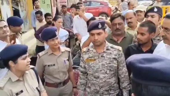 पुलिस अफसर हिना खान ने लगाया जय श्री राम का नारा, सड़क में वकील कर रहे थे बहस पुलिस अफसर हिना खान ने लगाया जय श्री राम का नारा, सड़क में वकील कर रहे थे बहस