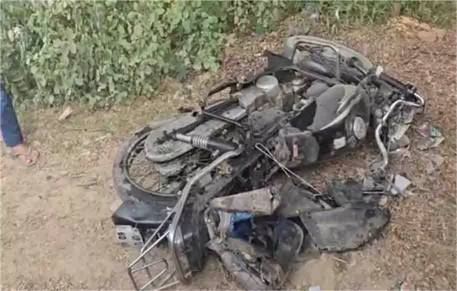 Lucknow: पटाखे लेकर बाइक पर जा रहे दो युवकों की मवेशी से टक्कर में मौत Lucknow: पटाखे लेकर बाइक पर जा रहे दो युवकों की मवेशी से टक्कर में मौत