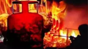 Jammu: सिलेंडर फटने से झुलसे व्यक्ति ने इलाज के दौरान दम तोड़ा Jammu: सिलेंडर फटने से झुलसे व्यक्ति ने इलाज के दौरान दम तोड़ा