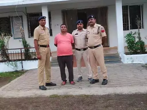 कांकेर से फर्जी अधिकारी गिरफ्तार, बेरोजगारों को लगाया 45 लाख का चूना कांकेर से फर्जी अधिकारी गिरफ्तार, बेरोजगारों को लगाया 45 लाख का चूना
