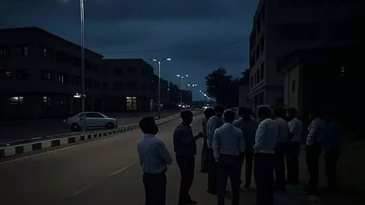 Jalgaon में दिवाली अंधेरे में, 2,000 से ज़्यादा स्ट्रीट लाइटें बंद Jalgaon में दिवाली अंधेरे में, 2,000 से ज़्यादा स्ट्रीट लाइटें बंद