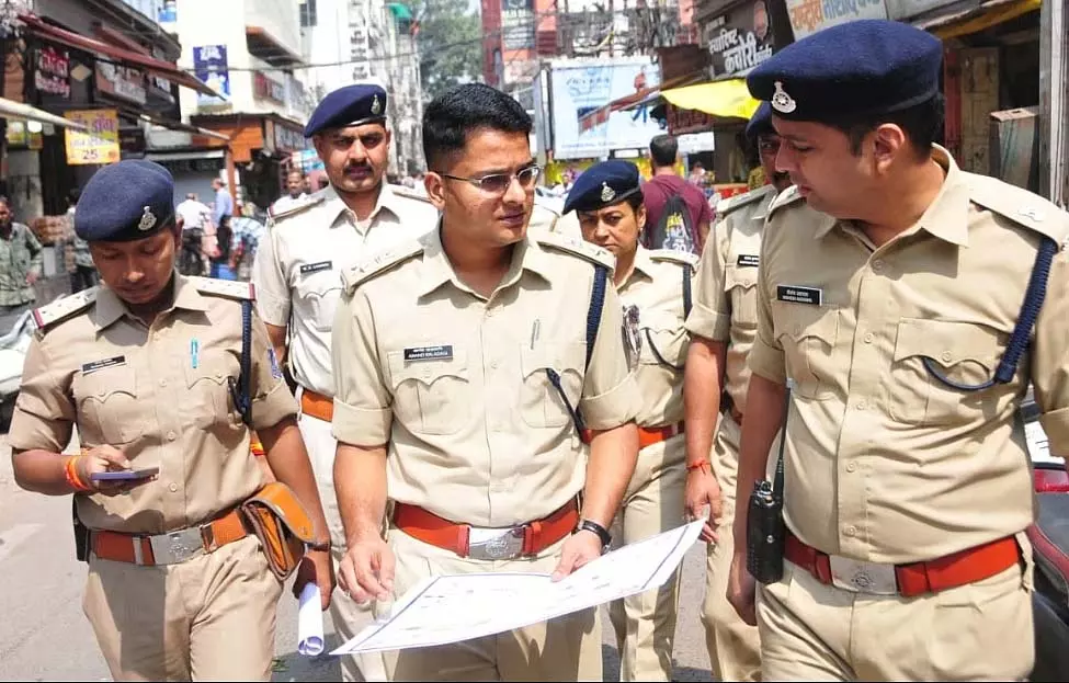 Indore : डीसीपी ने बाजारों का निरीक्षण किया, डायवर्जन, पार्किंग व्यवस्था की समीक्षा की Indore : डीसीपी ने बाजारों का निरीक्षण किया, डायवर्जन, पार्किंग व्यवस्था की समीक्षा की