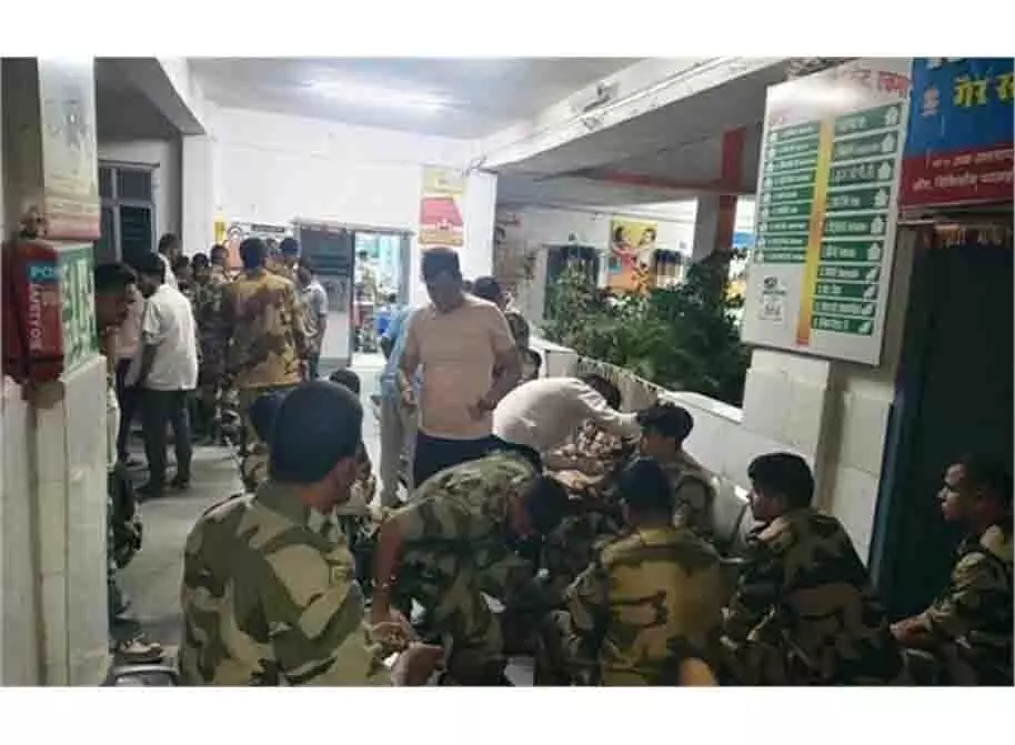 Bihar:चुनाव ड्यूटी पर जा रहे CISF जवानों से भरी बस के साथ हादसा मची चीख पुकार Bihar:चुनाव ड्यूटी पर जा रहे CISF जवानों से भरी बस के साथ हादसा मची चीख पुकार