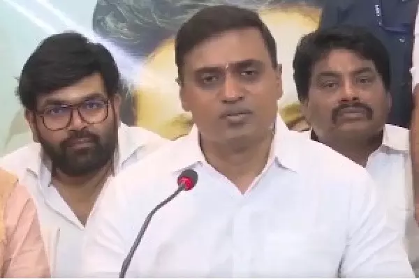 Liquor scam: SIT ने YSRCP सांसद से जुड़े ठिकानों पर छापेमारी की Liquor scam: SIT ने YSRCP सांसद से जुड़े ठिकानों पर छापेमारी की