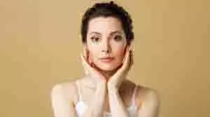Glowing Skin Tips: हर मौसम में चमकती त्वचा चाहिए? अपनाएं ये 6 नेचुरल स्किन केयर रूटीन Glowing Skin Tips: हर मौसम में चमकती त्वचा चाहिए? अपनाएं ये 6 नेचुरल स्किन केयर रूटीन