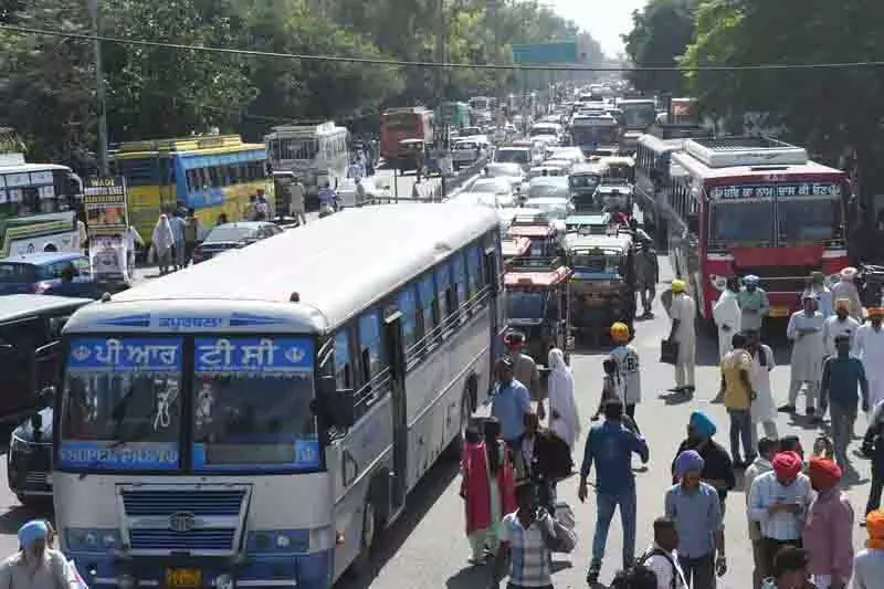 बकाया राशि को लेकर PRTC कर्मचारियों ने बस सेवाएं रोकीं, यात्री परेशान बकाया राशि को लेकर PRTC कर्मचारियों ने बस सेवाएं रोकीं, यात्री परेशान