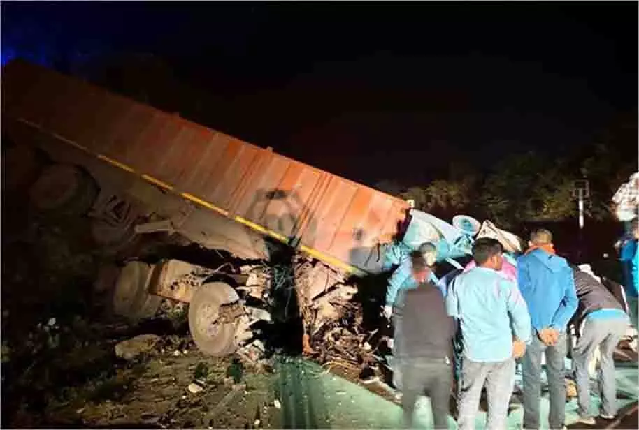 Damoh:हादसा,पत्थरों से भरा ट्रक पलटा, क्लीनर की दबकर मौत Damoh:हादसा,पत्थरों से भरा ट्रक पलटा, क्लीनर की दबकर मौत