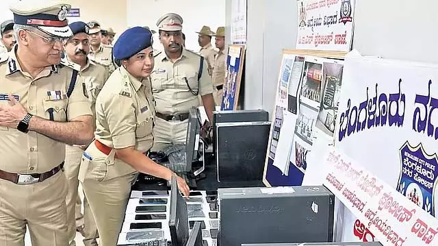 शहर में मिली डिजिटल अरेस्ट कंपनी: बेंगलुरु में बैठकर US और कैनेडियन नागरिकों से वसूली, 16 आरोपी गिरफ्तार शहर में मिली डिजिटल अरेस्ट कंपनी: बेंगलुरु में बैठकर US और कैनेडियन नागरिकों से वसूली, 16 आरोपी गिरफ्तार