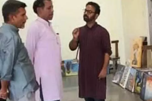 खैरागढ़ विश्वविद्यालय के पेन्टिंग प्रतियोगिता में अंकुश बने निर्णायक खैरागढ़ विश्वविद्यालय के पेन्टिंग प्रतियोगिता में अंकुश बने निर्णायक