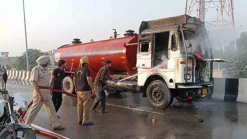 Phagwara के पास एसिड से भरे टैंकर में आग लगने से ड्राइवर की सतर्कता से बड़ा हादसा टल गया Phagwara के पास एसिड से भरे टैंकर में आग लगने से ड्राइवर की सतर्कता से बड़ा हादसा टल गया