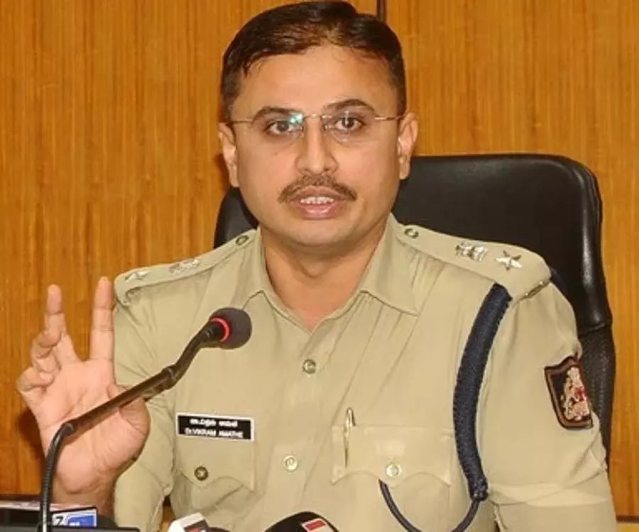 रात में पहाड़ी पर चढ़ने की इजाज़त नहीं: SP Vikrama Amate रात में पहाड़ी पर चढ़ने की इजाज़त नहीं: SP Vikrama Amate