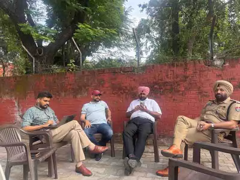 Punjab के 200 पुलिसकर्मी रात भर थाने के बाहर इंतज़ार, चंडीगढ़ पुलिस अंदर उनकी सुरक्षा में तैनात रही Punjab के 200 पुलिसकर्मी रात भर थाने के बाहर इंतज़ार, चंडीगढ़ पुलिस अंदर उनकी सुरक्षा में तैनात रही