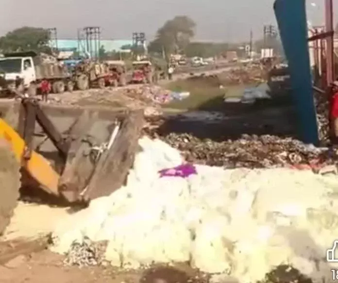 Meerut: मेरठ में बरामद 2500 किलो नकली खोया, दिवाली के लिए खतरा टला Meerut: मेरठ में बरामद 2500 किलो नकली खोया, दिवाली के लिए खतरा टला