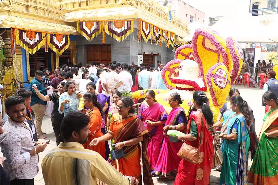 हसनअम्बा के दर्शन के लिए भक्तों का सैलाब उमड़ रहा है, उम्मीद से ज़्यादा: Minister हसनअम्बा के दर्शन के लिए भक्तों का सैलाब उमड़ रहा है, उम्मीद से ज़्यादा: Minister
