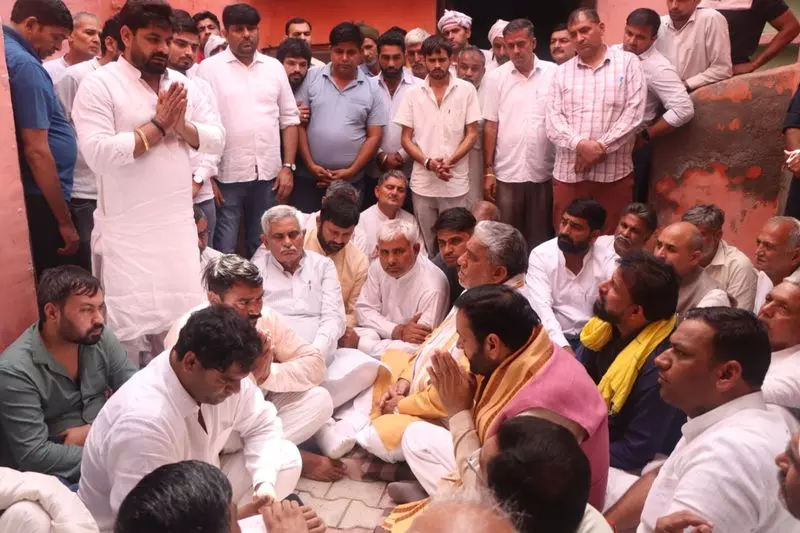 Haryana के मुख्यमंत्री नायब सैनी ने रोहतक में मृतक एएसआई संदीप लाठर के परिवार से मुलाकात की Haryana के मुख्यमंत्री नायब सैनी ने रोहतक में मृतक एएसआई संदीप लाठर के परिवार से मुलाकात की