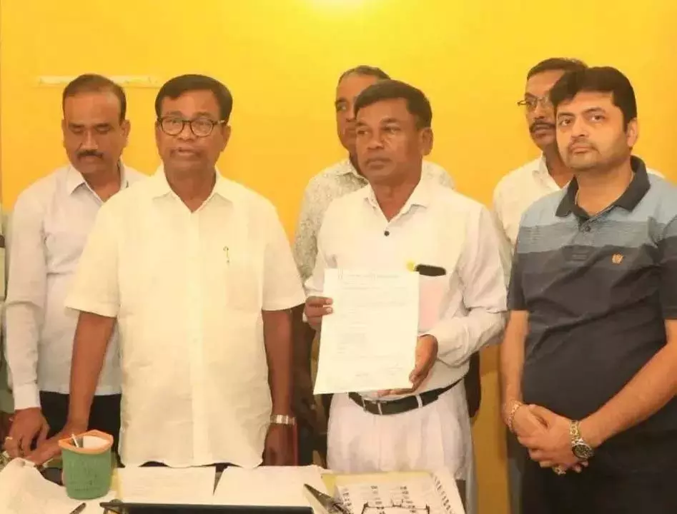 घासीराम माझी ने नुआपाड़ा उपचुनाव के लिए कांग्रेस उम्मीदवार के तौर पर नामांकन दाखिल किया घासीराम माझी ने नुआपाड़ा उपचुनाव के लिए कांग्रेस उम्मीदवार के तौर पर नामांकन दाखिल किया
