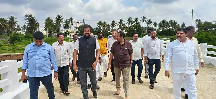 होसकोटे: MLA शरत बच्चेगौड़ा ने पुल का निरीक्षण किया होसकोटे: MLA शरत बच्चेगौड़ा ने पुल का निरीक्षण किया