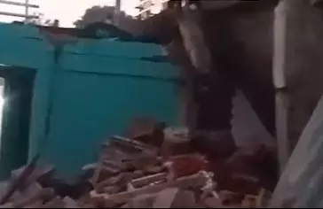 Sultanpur: घर में ब्लास्ट से हड़कंप, 12 लोग घायल, इलाके में दहशत Sultanpur: घर में ब्लास्ट से हड़कंप, 12 लोग घायल, इलाके में दहशत