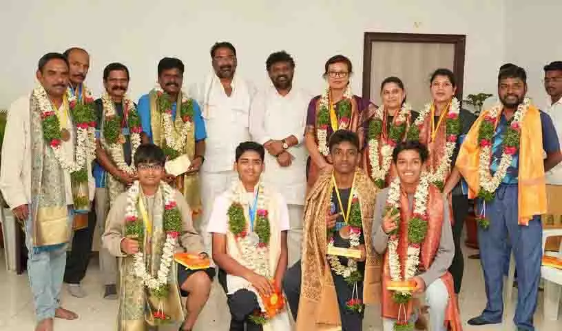 खेल मंत्री ने राष्ट्रीय Pickleball चैंपियनशिप में शानदार प्रदर्शन के लिए राज्य टीम को सम्मानित किया खेल मंत्री ने राष्ट्रीय Pickleball चैंपियनशिप में शानदार प्रदर्शन के लिए राज्य टीम को सम्मानित किया