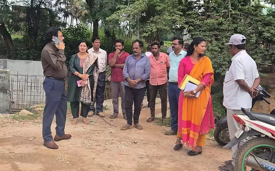 Shidalghatta : जिला कलेक्टर रविंद्र ने राज नहर के मरम्मत कार्य का निरीक्षण किया Shidalghatta : जिला कलेक्टर रविंद्र ने राज नहर के मरम्मत कार्य का निरीक्षण किया