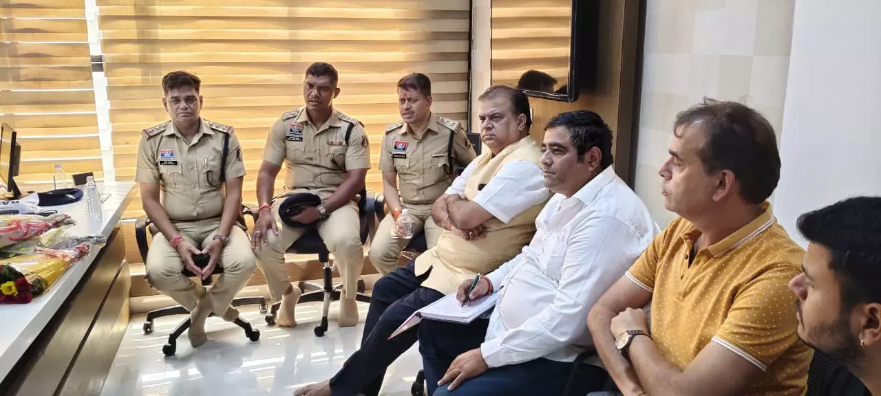 सिविल लाइन पुलिस और ट्रैफिक पुलिस की बड़ी बैठक हुई कटोरा तालाब व्यापारी संघ के साथ सिविल लाइन पुलिस और ट्रैफिक पुलिस की बड़ी बैठक हुई कटोरा तालाब व्यापारी संघ के साथ
