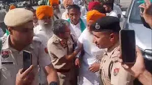 Kurukshetra: अधिकारी को किसान नेता ने जड़ा थप्पड़, मौके पर अफरातफरी Kurukshetra: अधिकारी को किसान नेता ने जड़ा थप्पड़, मौके पर अफरातफरी