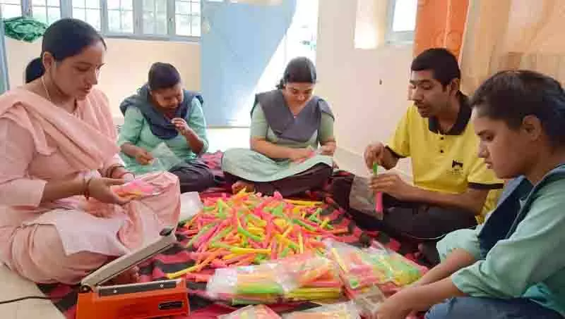 Jalandhar: दिव्यांग बच्चों ने मोमबत्तियों और दीयों से दिवाली को रोशन किया Jalandhar: दिव्यांग बच्चों ने मोमबत्तियों और दीयों से दिवाली को रोशन किया