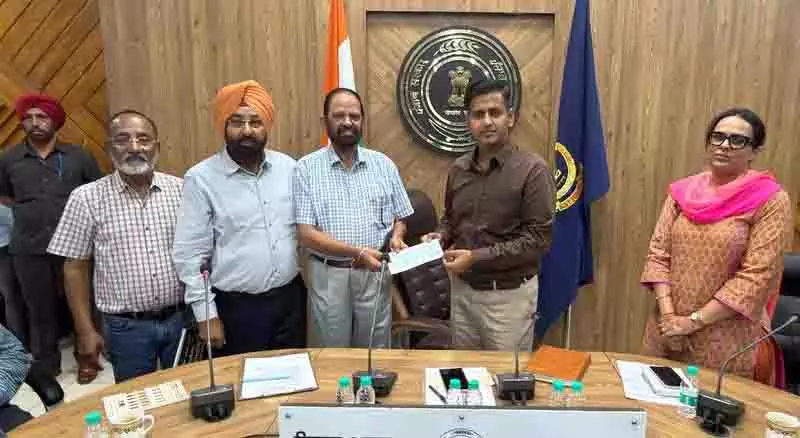 सुरजीत हॉकी सोसाइटी ने Punjab बाढ़ राहत कोष में 5 लाख रुपये दान किए सुरजीत हॉकी सोसाइटी ने Punjab बाढ़ राहत कोष में 5 लाख रुपये दान किए