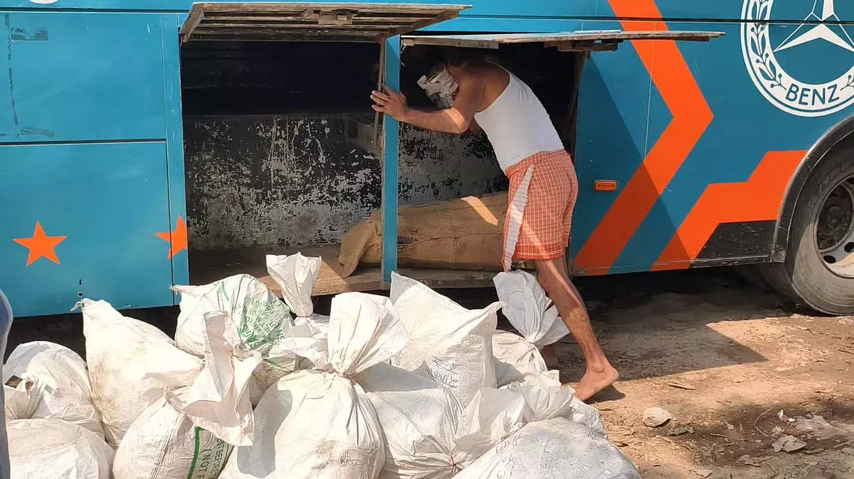 Indore : खाद्य विभाग ने बड़ी कार्रवाई में ₹12.64 लाख का मावा, मिठाई और घी ज़ब्त किया Indore : खाद्य विभाग ने बड़ी कार्रवाई में ₹12.64 लाख का मावा, मिठाई और घी ज़ब्त किया