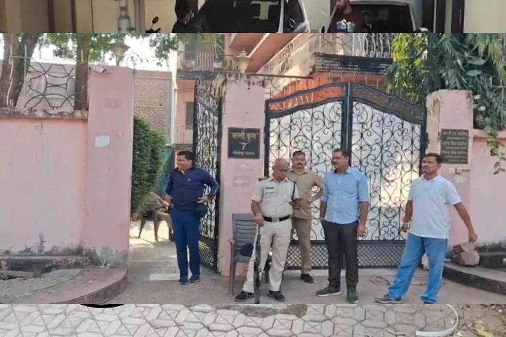 Gwalior: लोकायुक्त ने रिटायर्ड आबकारी अधिकारी के ठिकानों पर मारा छापा Gwalior: लोकायुक्त ने रिटायर्ड आबकारी अधिकारी के ठिकानों पर मारा छापा