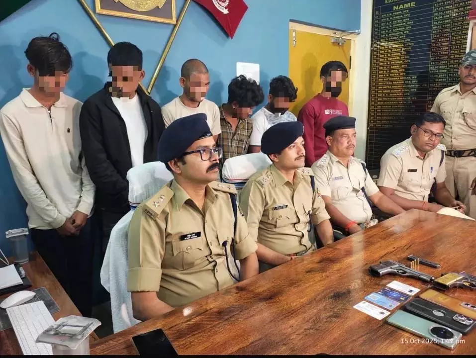 कोरापुट पुलिस ने गांजा तस्करी मामले में पांच लोगों को पकड़ा, कुख्यात अपराधी के खिलाफ NSA लगाया कोरापुट पुलिस ने गांजा तस्करी मामले में पांच लोगों को पकड़ा, कुख्यात अपराधी के खिलाफ NSA लगाया