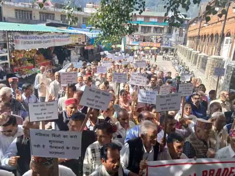 Mandi में 1,500 से अधिक लोगों ने विरोध मार्च निकाला Mandi में 1,500 से अधिक लोगों ने विरोध मार्च निकाला