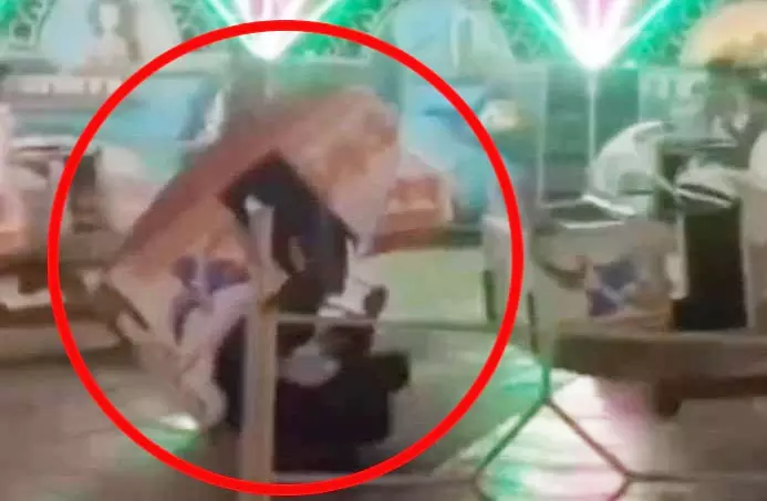 मीना बाजार में हादसा, ब्रेक डांस झूले से गिरा युवक मीना बाजार में हादसा, ब्रेक डांस झूले से गिरा युवक