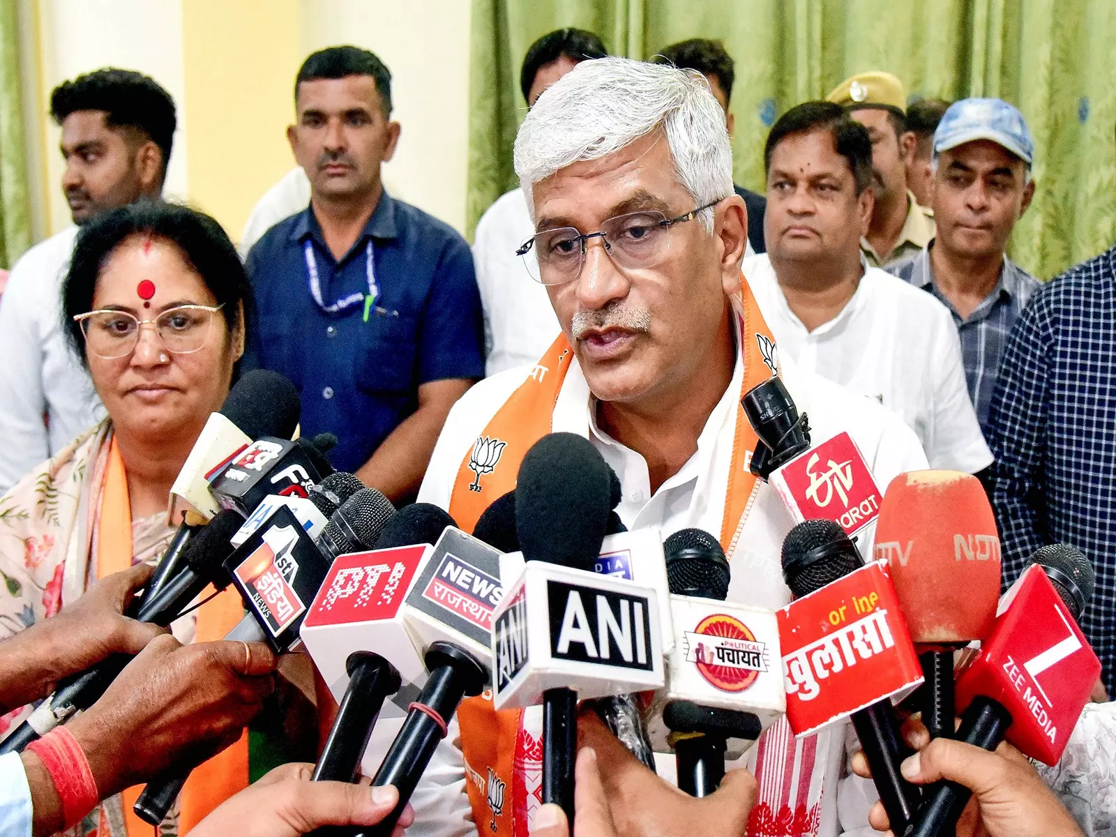 जैसलमेर बस हादसे पर गजेंद्र शेखावत की प्रतिक्रिया: “यह बहुत दुर्भाग्यपूर्ण घटना है” जैसलमेर बस हादसे पर गजेंद्र शेखावत की प्रतिक्रिया: “यह बहुत दुर्भाग्यपूर्ण घटना है”
