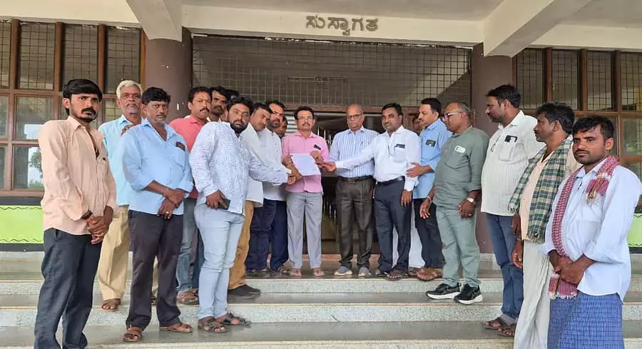 Haveri : मूर्ति तोड़ने पर जिला कलेक्टर के ऑफिस के सामने विरोध प्रदर्शन Haveri : मूर्ति तोड़ने पर जिला कलेक्टर के ऑफिस के सामने विरोध प्रदर्शन