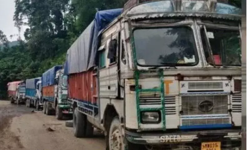 Mizoram: भारी बारिश के बाद आइजोल-सिलचर राजमार्ग की स्थिति खराब होने से 717 वाहन फंसे Mizoram: भारी बारिश के बाद आइजोल-सिलचर राजमार्ग की स्थिति खराब होने से 717 वाहन फंसे