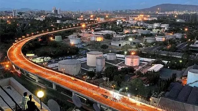 ईस्टर्न फ़्रीवे के विस्तार के लिए घाटकोपर के पास दिसंबर तक लगभग 1,700 झुग्गी-झोपड़ियाँ हटाई जाएँगी ईस्टर्न फ़्रीवे के विस्तार के लिए घाटकोपर के पास दिसंबर तक लगभग 1,700 झुग्गी-झोपड़ियाँ हटाई जाएँगी