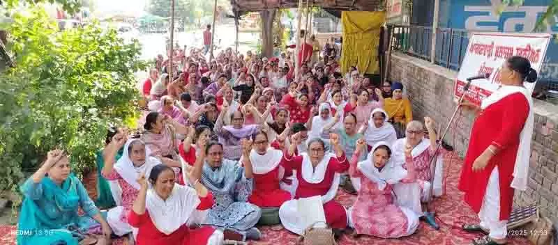 Punjab: आंगनवाड़ी कार्यकर्ताओं ने सहकर्मी की बर्खास्तगी का विरोध किया Punjab: आंगनवाड़ी कार्यकर्ताओं ने सहकर्मी की बर्खास्तगी का विरोध किया