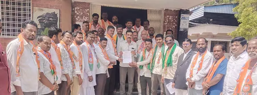 फसल नुकसान का मुआवजा दिलाने की मांग: तहसीलदार से अपील फसल नुकसान का मुआवजा दिलाने की मांग: तहसीलदार से अपील