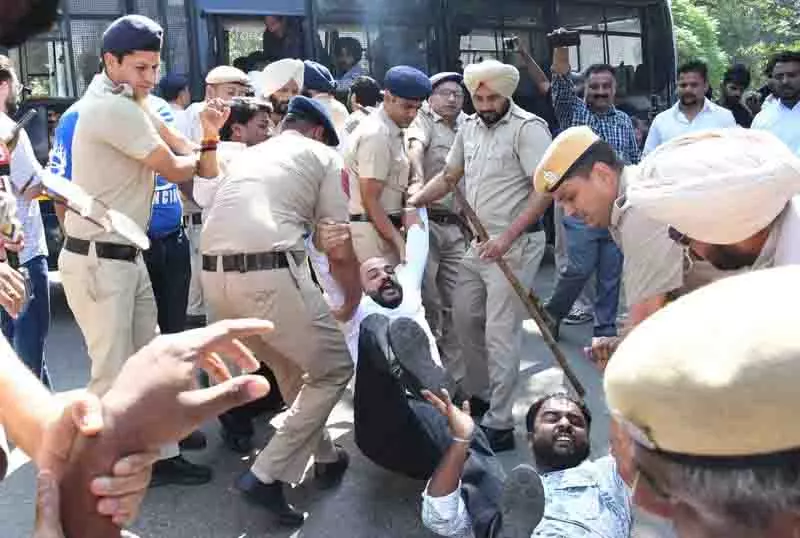 Chandigarh: युवा कांग्रेस ने किया विरोध प्रदर्शन, कई कार्यकर्ता हिरासत में लिए गए Chandigarh: युवा कांग्रेस ने किया विरोध प्रदर्शन, कई कार्यकर्ता हिरासत में लिए गए