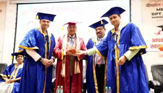 SAIMS इंदौर दीक्षांत समारोह में युवा चिकित्सकों से नैतिकता और सहानुभूति का मिश्रण करने का आग्रह किया SAIMS इंदौर दीक्षांत समारोह में युवा चिकित्सकों से नैतिकता और सहानुभूति का मिश्रण करने का आग्रह किया