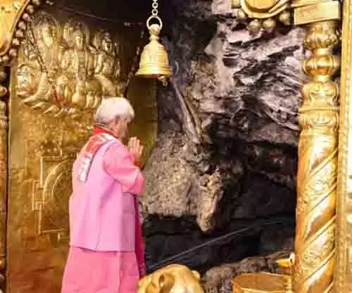LG ने माता वैष्णो देवी मंदिर में पूजा-अर्चना की LG ने माता वैष्णो देवी मंदिर में पूजा-अर्चना की