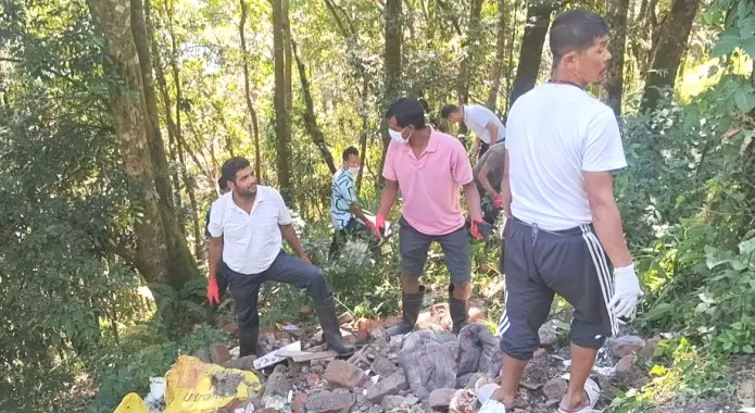 Sikkim : गेजिंग-साक्योंग रोड के पास से कचरा हटाने का काम शुरू Sikkim : गेजिंग-साक्योंग रोड के पास से कचरा हटाने का काम शुरू
