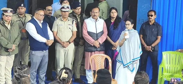 मुख्यमंत्री ने भूस्खलन प्रभावित मिरिक का दौरा किया, राहत सामग्री और अनुग्रह राशि सौंपी मुख्यमंत्री ने भूस्खलन प्रभावित मिरिक का दौरा किया, राहत सामग्री और अनुग्रह राशि सौंपी