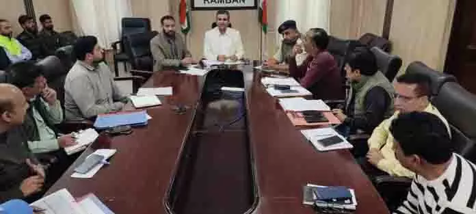 DC Ramban ने सड़क सुरक्षा उपायों के कार्यान्वयन की समीक्षा की DC Ramban ने सड़क सुरक्षा उपायों के कार्यान्वयन की समीक्षा की
