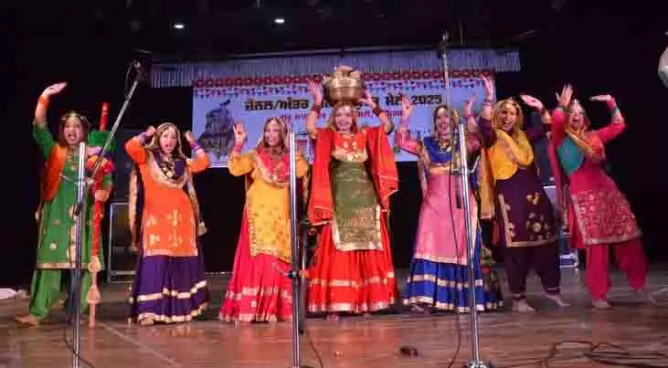 Khalsa College ने जोनल यूथ फेस्ट ट्रॉफी जीती Khalsa College ने जोनल यूथ फेस्ट ट्रॉफी जीती