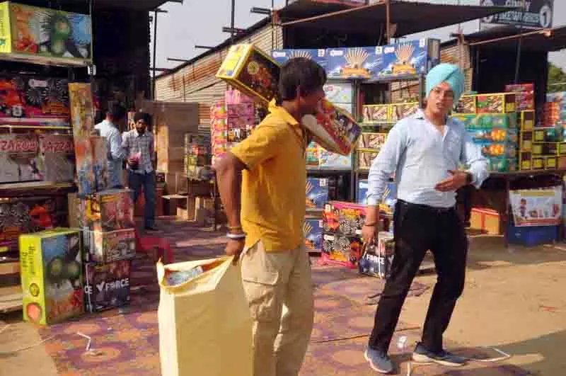 Amritsar: प्रतिबंध के बावजूद बाजारों में पटाखों की बिक्री बेरोकटोक जारी Amritsar: प्रतिबंध के बावजूद बाजारों में पटाखों की बिक्री बेरोकटोक जारी