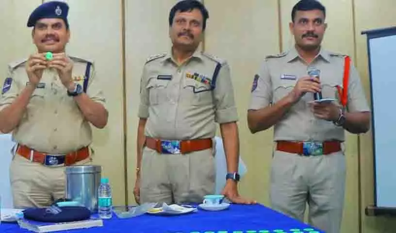 Khammam police ने व्यापारियों को अवैध पटाखों के भंडारण के खिलाफ चेतावनी दी Khammam police ने व्यापारियों को अवैध पटाखों के भंडारण के खिलाफ चेतावनी दी