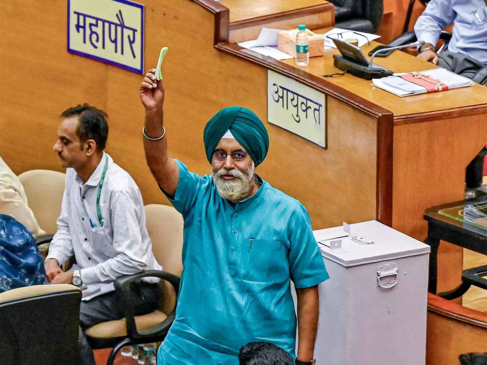 दिल्ली नगर निगम ने कर्मचारियों को समय से पहले बोनस देकर दिवाली का दिया तोहफा दिल्ली नगर निगम ने कर्मचारियों को समय से पहले बोनस देकर दिवाली का दिया तोहफा