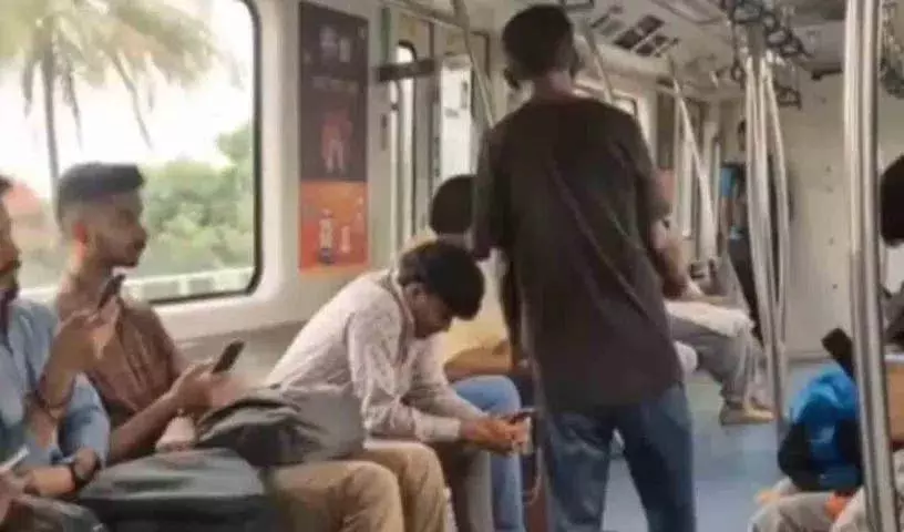 Bengaluru मेट्रो ट्रेन में भीख मांगता एक आदमी.. फिर क्या हुआ? Bengaluru मेट्रो ट्रेन में भीख मांगता एक आदमी.. फिर क्या हुआ?